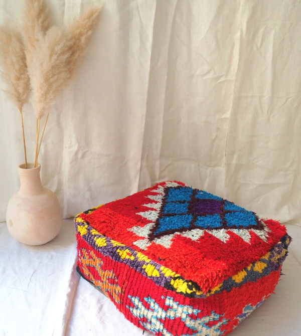 Pouf Berbère en pure laine réalisé à la main au Maroc aux tons rouges et motifs de couleurs vives