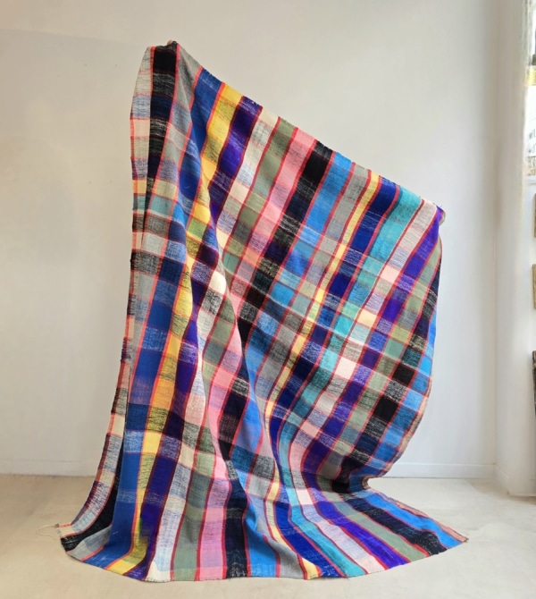 Plaid Berbère ancien fait main au Maroc à rayures de couleurs vives
