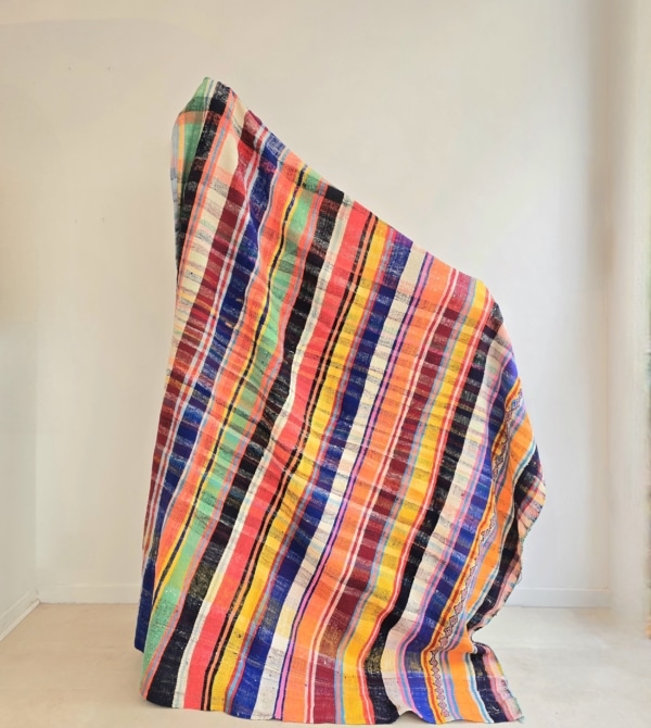 Plaid Berbère ancien fait main au Maroc à rayures de couleurs vives