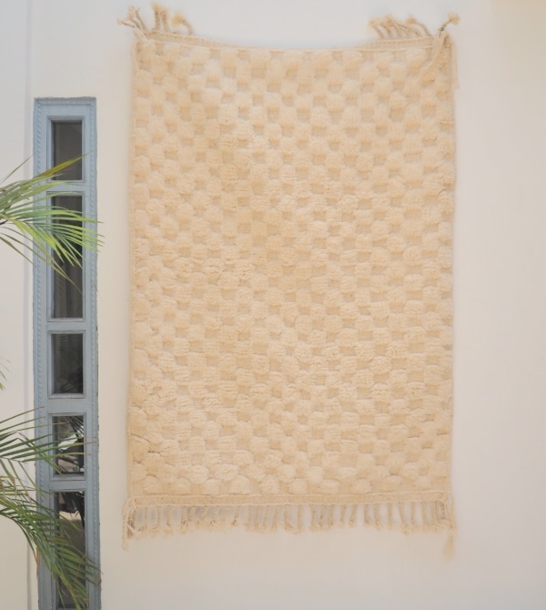 Tapis Berbère au design contemporain avec motif graphique damier en relief