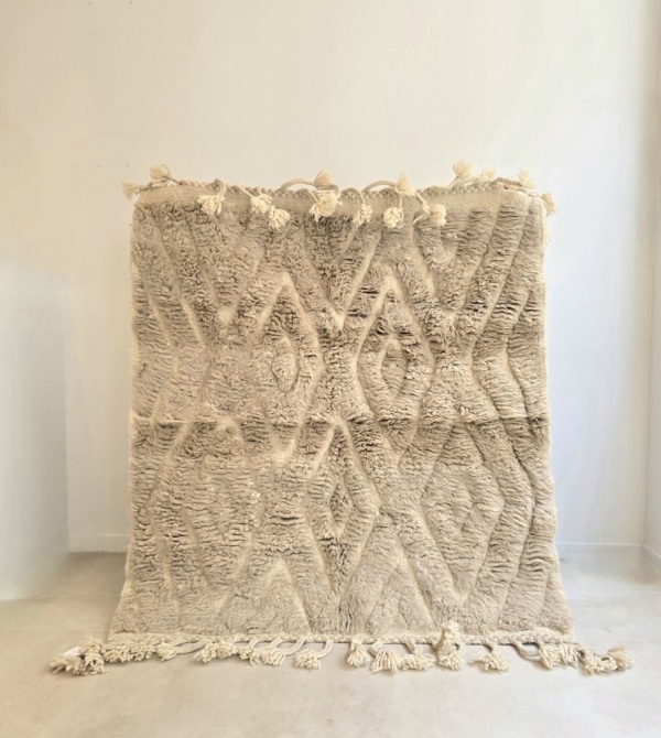 Tapis Berbère couleur taupe fait main au Maroc avec motifs graphiques ton sur ton
