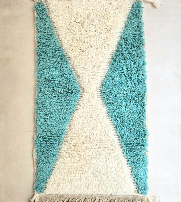 Tapis Berbère bleu turquoise et blanc cassé fait main au Maroc format idéal descente de lit