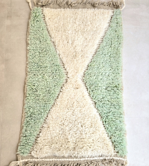 Tapis Berbère vert d'au et blanc cassé fait main au Maroc format idéal descente de lit