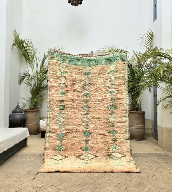 Tapis Berbère Marocain fait main en pure laine de mouton et aux nuances de roses et de vert