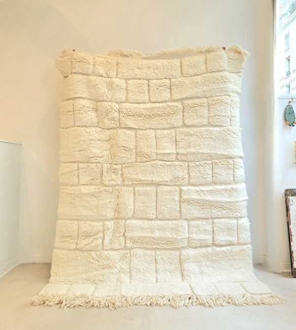 Grand tapis Berbère design épuré blanc cassé fait main au Maroc en pure laine vierge de mouton