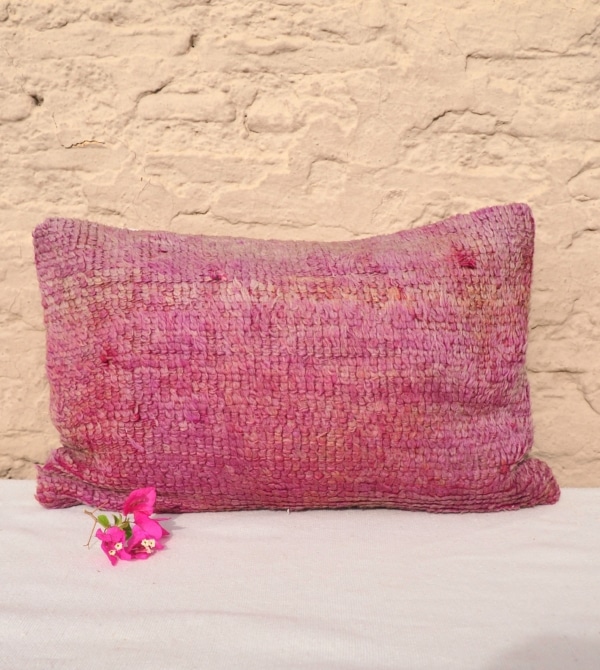 Housse de coussin Berbère réalisée à la main à partir d'un tapis Marocain ancien