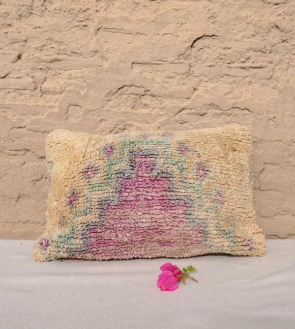 Housse de coussin Berbère réalisée à la main à partir d'un tapis Marocain ancien