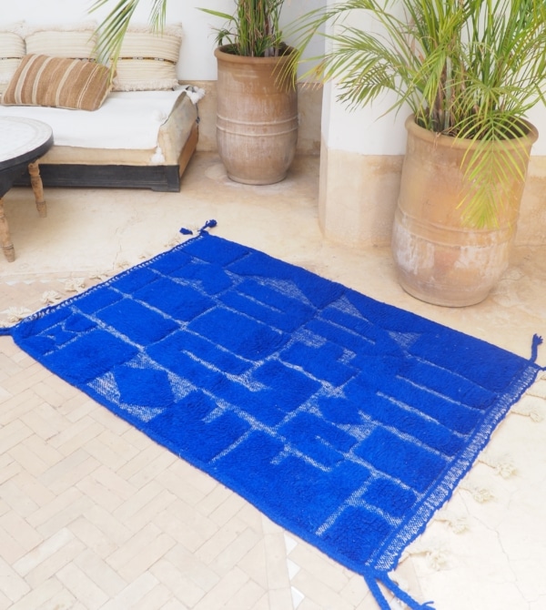 Tapis Berbère au design contemporain avec motifs graphiques en relief