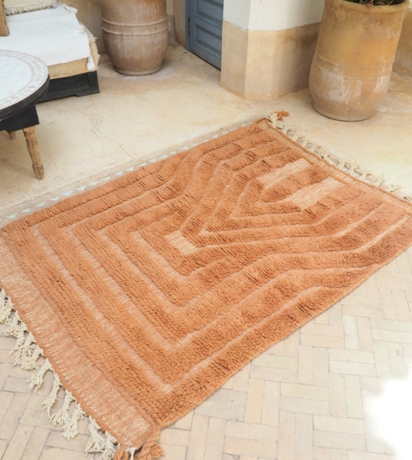 Tapis Berbère au design contemporain avec motifs graphiques en relief