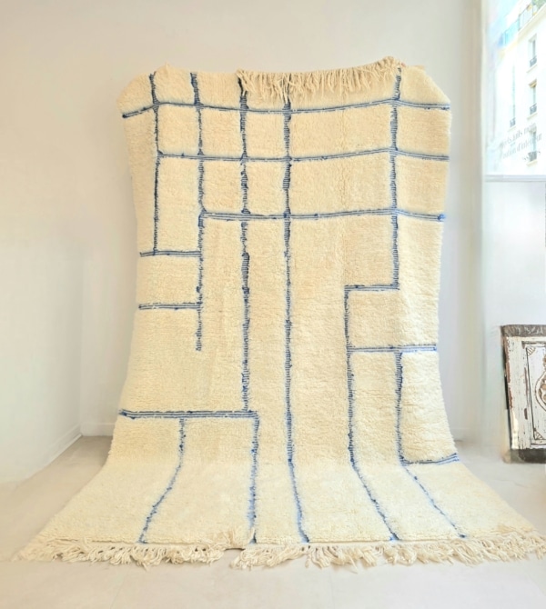 Tapis Berbère Marocain fait main aux fines rayures bleues dans la trame et laine épaisse