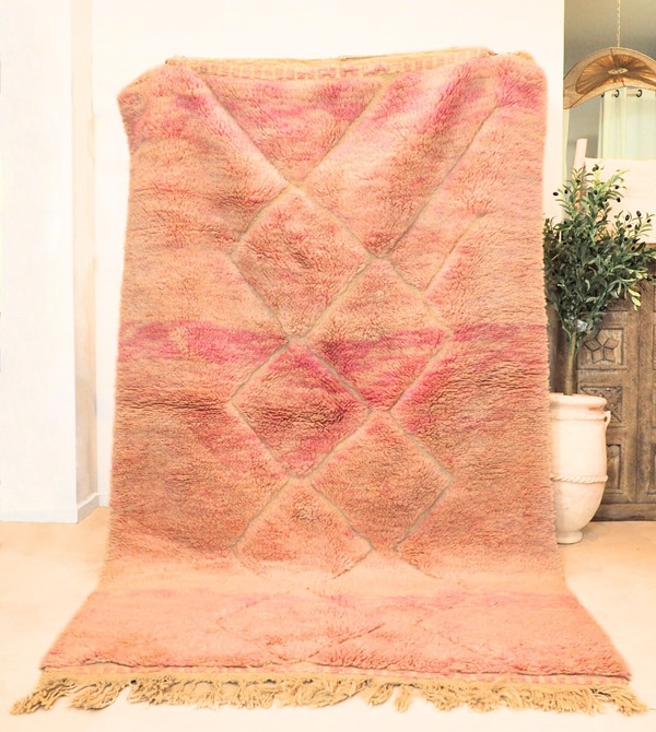 Tapis Berbère Marocain fait main de couleur rose et nude avec nuances, en laine épaisse et dense