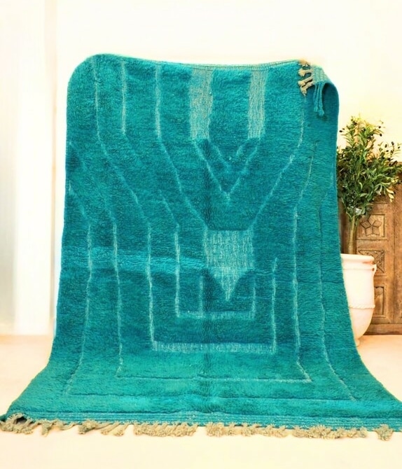 Tapis Berbère marocain 100% pure laine de mouton de couleur bleue et motifs graphiques en relief