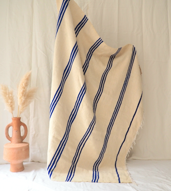 couverture haik bleue et crème à rayures faite main au Maroc idéale pique nique plaid couvre lit