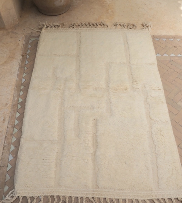 Tapis Berbère au design contemporain avec motifs graphiques en relief