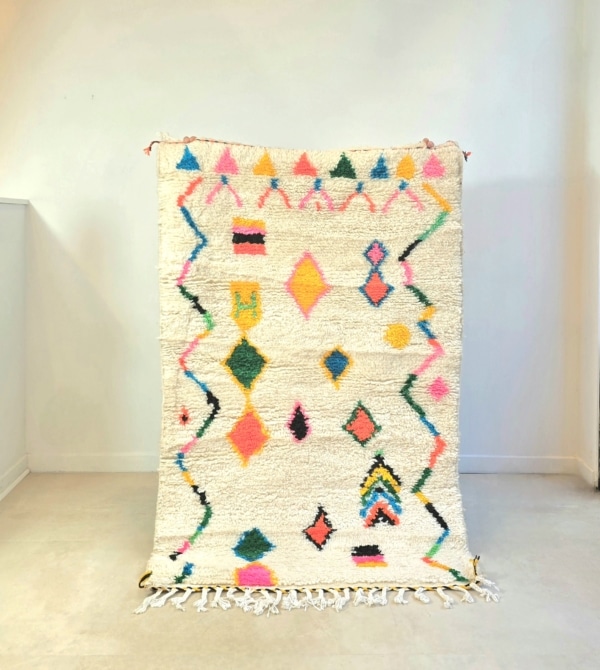 Tapis Amazigh fait main au Maroc aux motifs multicolores