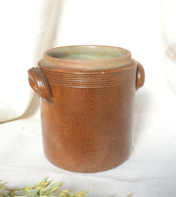 Ancien pot artisanal à confit en grès émaillé idéal pour ustensiles de cuisine
