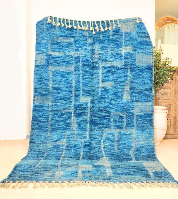 Tapis Berbère marocain 100% pure laine de mouton de couleur bleue et motifs graphiques en relief