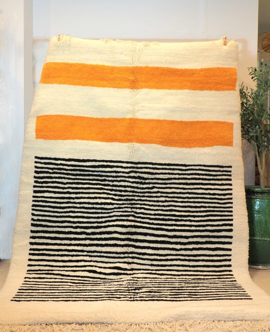 Tapis Berbère artisanal Algérien au design graphique contemporain couleurs orangées et lignes noires sur fond blanc