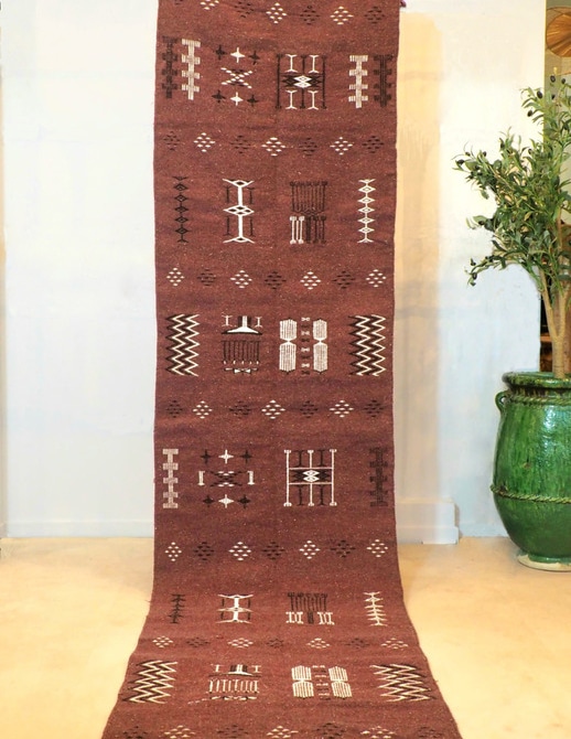 Grand tapis kilim Algérien Gandoura Mozabite aux motifs Berbères noirs et blancs sur fond marron roux