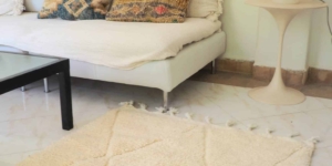 Tapis Berbère en laine dans salon contemporain