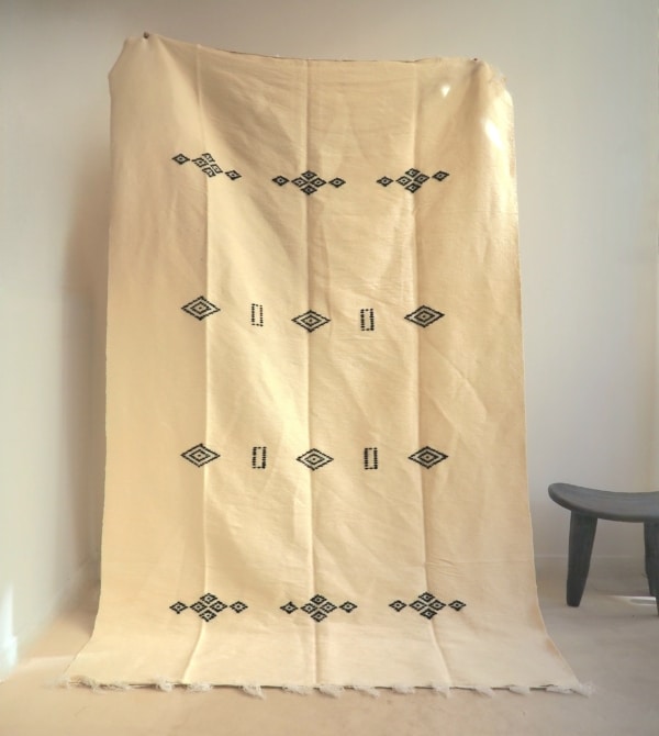 Grande couverture en laine d'Algérie écru avec motifs noirs