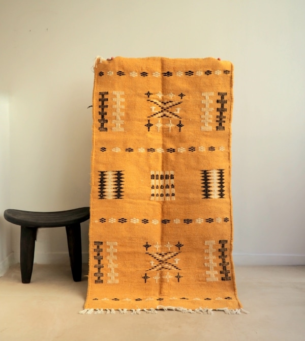 Tapis descente de lit Mozabite Algérien fait main jaune moutarde et motifs Amazigh