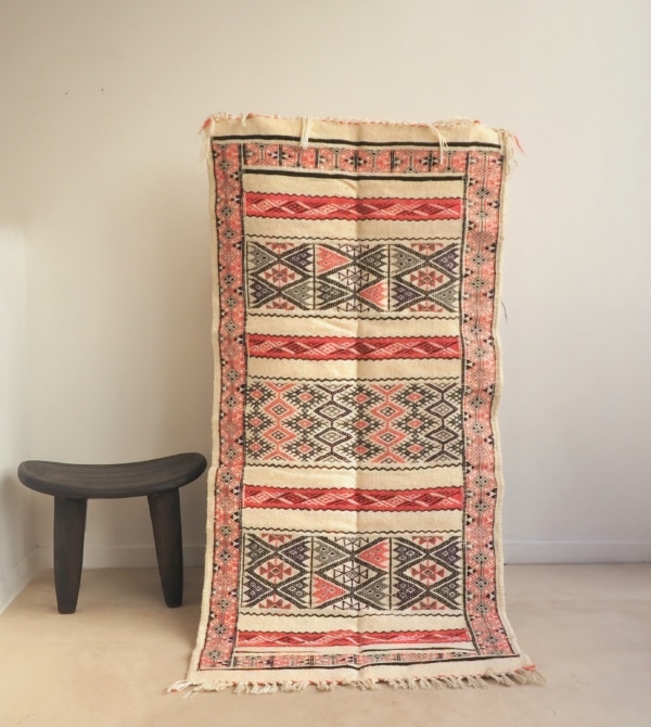 Tapis descente de lit Mozabite Algérien fait main blanc et rose et motifs Amazigh