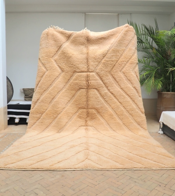 Grand tapis Berbère Marocain couleur nude 100% pure laine vierge de mouton de qualité supérieure de Beni Mrirt