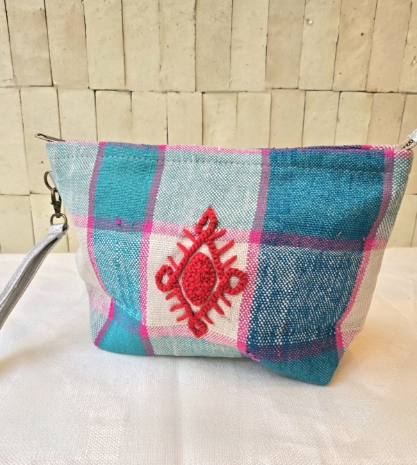 Trousse cousue main au Maroc à partir d'une couverture Amazighe vintage