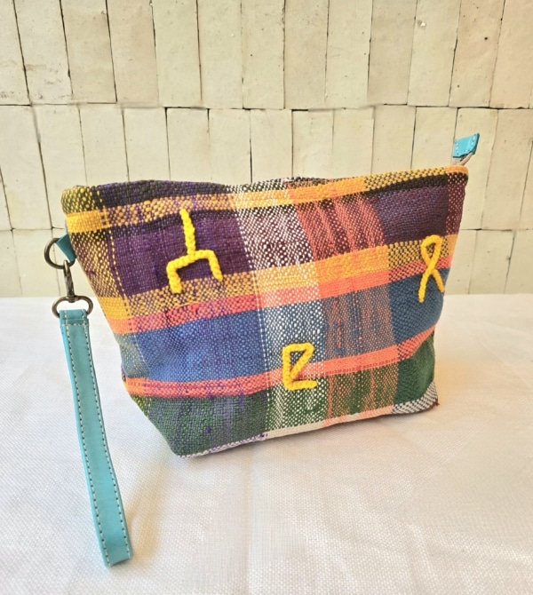 Trousse cousue main au Maroc à partir d'une couverture Amazighe vintage