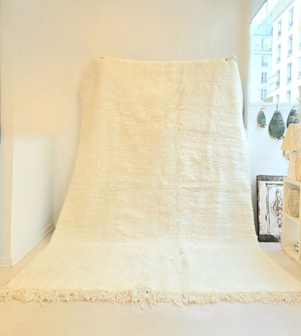 Grand tapis Berbère design épuré blanc cassé fait main au Maroc en pure laine vierge de mouton